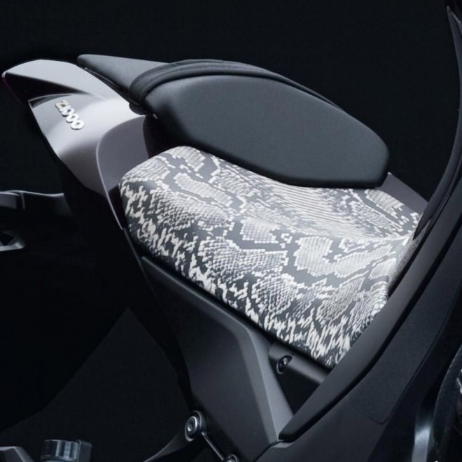 Selle "peau de serpent" Kawasaki Z1000 (2010-2013) | Réf. 53066028213T Selle "peau de serpent" Kawasaki Z1000 (2010-2013) | Réf. 53066028213T